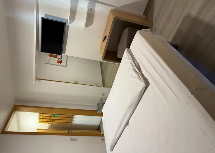 Eurocity Отель Брухкёбель